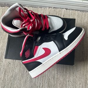 Air Jordan Mid Very Berry Size 6Y